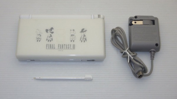 ニンテンドーDS Lite ファイナルファンタジー3 クリスタルエディション　（ACアダプター付き）