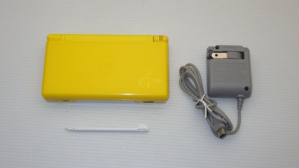 (外観に難あり) ニンテンドーDS Lite ピカチュウエディション　（ACアダプター付き）